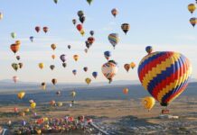 Balon ve Hava Sporları Festivalleri Rüzgâr Gibi Geliyor Balon ve hava sporları festivalleri, doğanın güzelliğiyle adrenalin tutkusunu bir araya getirerek ziyaretçilerine unutulmaz anlar yaşatıyor. Türkiye başta olmak üzere dünyanın birçok ülkesinde düzenlenen bu festivaller, hem yerli hem de yabancı turistlerin ilgisini çekiyor. Gökyüzüne yükselen renkli balonlar, yamaç paraşütü şovları ve çeşitli hava sporları etkinlikleri, sadece sporseverleri değil, doğa ve kültür meraklılarını da kendine çekiyor. Konulu bir haber görseli.