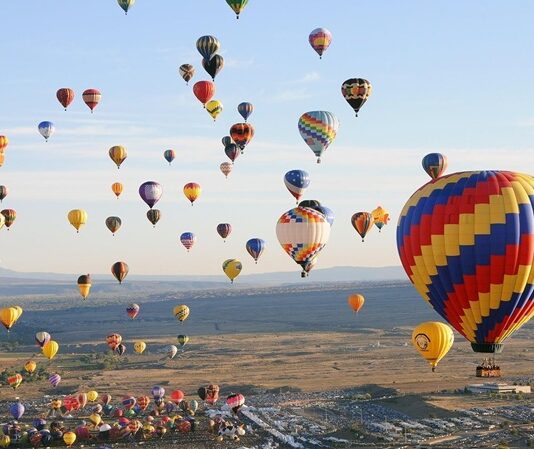 Balon ve Hava Sporları Festivalleri Rüzgâr Gibi Geliyor Balon ve hava sporları festivalleri, doğanın güzelliğiyle adrenalin tutkusunu bir araya getirerek ziyaretçilerine unutulmaz anlar yaşatıyor. Türkiye başta olmak üzere dünyanın birçok ülkesinde düzenlenen bu festivaller, hem yerli hem de yabancı turistlerin ilgisini çekiyor. Gökyüzüne yükselen renkli balonlar, yamaç paraşütü şovları ve çeşitli hava sporları etkinlikleri, sadece sporseverleri değil, doğa ve kültür meraklılarını da kendine çekiyor. Konulu bir haber görseli.