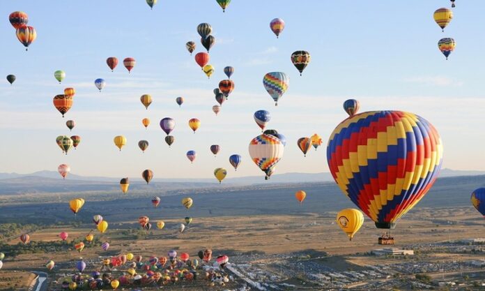 Balon ve Hava Sporları Festivalleri Rüzgâr Gibi Geliyor Balon ve hava sporları festivalleri, doğanın güzelliğiyle adrenalin tutkusunu bir araya getirerek ziyaretçilerine unutulmaz anlar yaşatıyor. Türkiye başta olmak üzere dünyanın birçok ülkesinde düzenlenen bu festivaller, hem yerli hem de yabancı turistlerin ilgisini çekiyor. Gökyüzüne yükselen renkli balonlar, yamaç paraşütü şovları ve çeşitli hava sporları etkinlikleri, sadece sporseverleri değil, doğa ve kültür meraklılarını da kendine çekiyor. Konulu bir haber görseli.