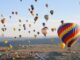 Balon ve hava sporları festivalleri, doğanın güzelliğiyle adrenalin tutkusunu bir araya getirerek ziyaretçilerine unutulmaz anlar yaşatıyor. Türkiye başta olmak üzere dünyanın birçok ülkesinde düzenlenen bu festivaller, hem yerli hem de yabancı turistlerin ilgisini çekiyor. Gökyüzüne yükselen renkli balonlar, yamaç paraşütü şovları ve çeşitli hava sporları etkinlikleri, sadece sporseverleri değil, doğa ve kültür meraklılarını da kendine çekiyor. Konulu bir haber görseli.