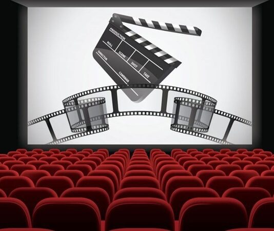 Dünyanın Sinema Buluşmaları, Film Festivalleri Kültürünü Nasıl Şekillendiriyor? Film festivalleri, sinema sanatının en önemli vitrinlerinden biri olmayı sürdürüyor. Her yıl dünyanın dört bir yanında düzenlenen bu festivaller, yalnızca yeni filmlerin tanıtılması için değil, aynı zamanda kültürel çeşitliliğin, yaratıcı ifadenin ve sanatsal işbirliğinin buluşma noktası haline geliyor. Cannes’dan Berlin’e, Sundance’dan Antalya’ya uzanan geniş bir yelpazede organize edilen film festivalleri, hem sektör profesyonelleri hem de sinemaseverler için önemli bir rol oynuyor. Konulu bir haber görseli.