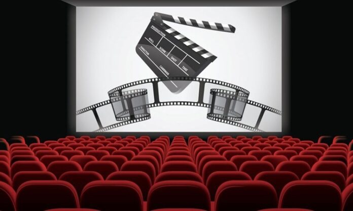 Dünyanın Sinema Buluşmaları Film Festivalleri Kültürünü Nasıl Şekillendiriyor Film festivalleri, sinema sanatının en önemli vitrinlerinden biri olmayı sürdürüyor. Her yıl dünyanın dört bir yanında düzenlenen bu festivaller, yalnızca yeni filmlerin tanıtılması için değil, aynı zamanda kültürel çeşitliliğin, yaratıcı ifadenin ve sanatsal işbirliğinin buluşma noktası haline geliyor. Cannes’dan Berlin’e, Sundance’dan Antalya’ya uzanan geniş bir yelpazede organize edilen film festivalleri, hem sektör profesyonelleri hem de sinemaseverler için önemli bir rol oynuyor. Konulu bir haber görseli.