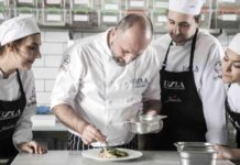 Gastronomi Festivalleri Yalnızca Lezzet Değil, Kültürün Kendisi Gastronomi festivalleri, yalnızca yemeklerin sergilendiği etkinlikler değil; aynı zamanda bir ülkenin kültürünü, tarihini ve yaşam tarzını yansıtan önemli sosyal organizasyonlardır. Son yıllarda Türkiye’de ve dünyada hızla artan gastronomi festivalleri, yerel mutfakların tanıtımı, tarımsal ürünlerin ön plana çıkarılması ve gastronomi turizminin desteklenmesi açısından büyük bir rol üstleniyor. Bu festivaller sadece damak zevkine hitap etmiyor, aynı zamanda toplumsal belleğin korunmasına da katkı sağlıyor. Konulu bir haber görseli.