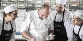 Gastronomi Festivalleri Yalnızca Lezzet Değil, Kültürün Kendisi Gastronomi festivalleri, yalnızca yemeklerin sergilendiği etkinlikler değil; aynı zamanda bir ülkenin kültürünü, tarihini ve yaşam tarzını yansıtan önemli sosyal organizasyonlardır. Son yıllarda Türkiye’de ve dünyada hızla artan gastronomi festivalleri, yerel mutfakların tanıtımı, tarımsal ürünlerin ön plana çıkarılması ve gastronomi turizminin desteklenmesi açısından büyük bir rol üstleniyor. Bu festivaller sadece damak zevkine hitap etmiyor, aynı zamanda toplumsal belleğin korunmasına da katkı sağlıyor. Konulu bir haber görseli.