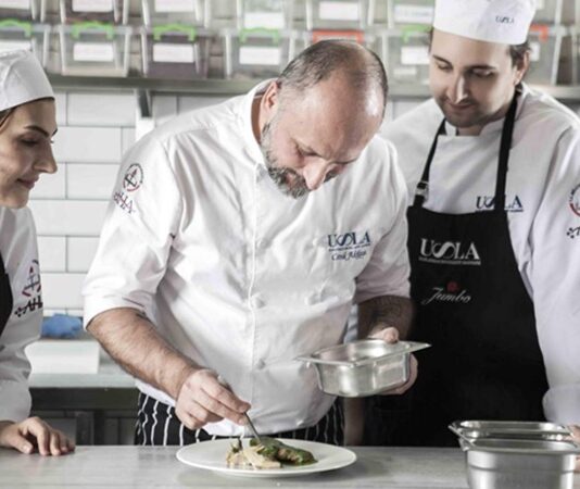 Gastronomi Festivalleri Yalnızca Lezzet Değil, Kültürün Kendisi Gastronomi festivalleri, yalnızca yemeklerin sergilendiği etkinlikler değil; aynı zamanda bir ülkenin kültürünü, tarihini ve yaşam tarzını yansıtan önemli sosyal organizasyonlardır. Son yıllarda Türkiye’de ve dünyada hızla artan gastronomi festivalleri, yerel mutfakların tanıtımı, tarımsal ürünlerin ön plana çıkarılması ve gastronomi turizminin desteklenmesi açısından büyük bir rol üstleniyor. Bu festivaller sadece damak zevkine hitap etmiyor, aynı zamanda toplumsal belleğin korunmasına da katkı sağlıyor. Konulu bir haber görseli.