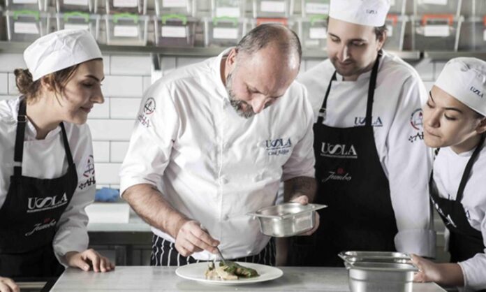 Gastronomi Festivalleri Yalnızca Lezzet Değil Kültürün Kendisi Gastronomi festivalleri, yalnızca yemeklerin sergilendiği etkinlikler değil; aynı zamanda bir ülkenin kültürünü, tarihini ve yaşam tarzını yansıtan önemli sosyal organizasyonlardır. Son yıllarda Türkiye’de ve dünyada hızla artan gastronomi festivalleri, yerel mutfakların tanıtımı, tarımsal ürünlerin ön plana çıkarılması ve gastronomi turizminin desteklenmesi açısından büyük bir rol üstleniyor. Bu festivaller sadece damak zevkine hitap etmiyor, aynı zamanda toplumsal belleğin korunmasına da katkı sağlıyor. Konulu bir haber görseli.