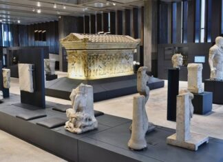 Tarih ve arkeoloji, yalnızca akademisyenlerin veya müzelerin ilgi alanı olmaktan çoktan çıktı. Günümüzde bu iki alan, geniş kitleleri bir araya getiren festival kültürünün bir parçası haline gelmiş durumda. Dünyanın dört bir yanında düzenlenen tarih ve arkeoloji festivalleri, geçmişe olan ilgiyi canlandırmakla kalmıyor, aynı zamanda toplumsal belleğin güçlenmesine de katkı sağlıyor. Konulu bir haber görseli.