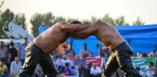 Doğa ile iç içe, toprakla temas halinde ve zorluklara meydan okuyan bir ruhun sahnesi olan kara sporları festivalleri, her yıl daha fazla ilgi görüyor. Hem doğaseverleri hem de adrenalin tutkunlarını buluşturan bu festivaller, sadece sporun değil, aynı zamanda kültürün ve dayanışmanın da kutlandığı organizasyonlara dönüşüyor. Dağcılık, motokros, binicilik, off-road, koşu maratonları gibi birçok farklı branşı içinde barındıran bu etkinlikler, bölge turizmine katkı sağlarken, yerel ekonomiyi de canlandırıyor. Konulu bir haber görseli.