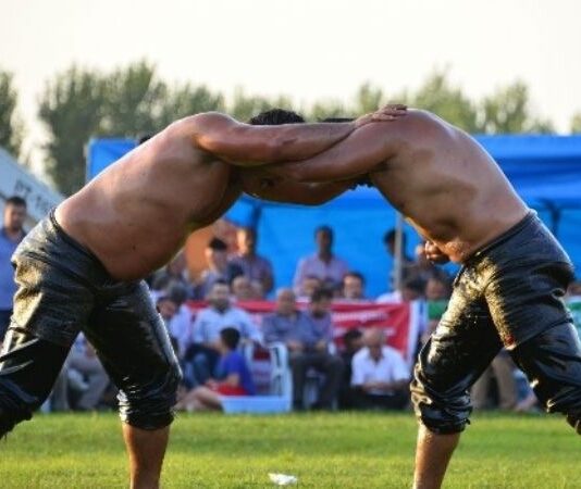 Kara Sporları Festivalleri Heyecanı Her Yıl Daha da Büyüyor Doğa ile iç içe, toprakla temas halinde ve zorluklara meydan okuyan bir ruhun sahnesi olan kara sporları festivalleri, her yıl daha fazla ilgi görüyor. Hem doğaseverleri hem de adrenalin tutkunlarını buluşturan bu festivaller, sadece sporun değil, aynı zamanda kültürün ve dayanışmanın da kutlandığı organizasyonlara dönüşüyor. Dağcılık, motokros, binicilik, off-road, koşu maratonları gibi birçok farklı branşı içinde barındıran bu etkinlikler, bölge turizmine katkı sağlarken, yerel ekonomiyi de canlandırıyor. Konulu bir haber görseli.