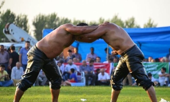 Kara Sporları Festivalleri Heyecanı Her Yıl Daha da Büyüyor Doğa ile iç içe, toprakla temas halinde ve zorluklara meydan okuyan bir ruhun sahnesi olan kara sporları festivalleri, her yıl daha fazla ilgi görüyor. Hem doğaseverleri hem de adrenalin tutkunlarını buluşturan bu festivaller, sadece sporun değil, aynı zamanda kültürün ve dayanışmanın da kutlandığı organizasyonlara dönüşüyor. Dağcılık, motokros, binicilik, off-road, koşu maratonları gibi birçok farklı branşı içinde barındıran bu etkinlikler, bölge turizmine katkı sağlarken, yerel ekonomiyi de canlandırıyor. Konulu bir haber görseli.