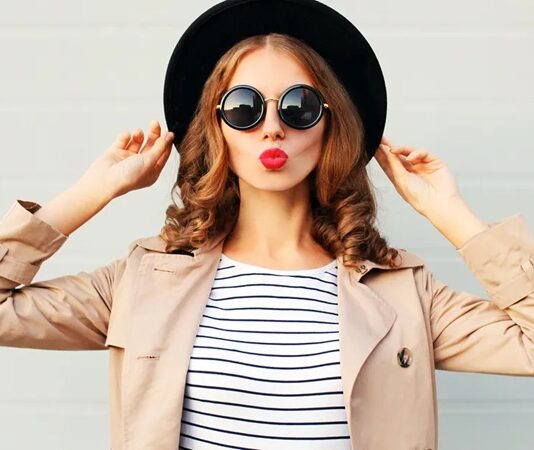 Moda ve Tasarım Festivalleri Kültür, Estetik ve Yaratıcılıkla Buluşuyor Moda Festivalleri, Tasarım Etkinlikleri, Genç Tasarımcılar, Sürdürülebilir Moda, Dijital Defileler, Tasarım Turizmi, Sanatsal Etkinlikler, Estetik Deneyim, Konulu bir haber görseli.