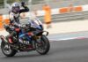 Motor Sporları Festivalleri: Adrenalini Yüksek Etkinlikler ve Heyecan Dolu Yarışlar Motor sporları, hız tutkunları için vazgeçilmez bir etkinlik alanıdır. Dünyanın dört bir yanında düzenlenen motor sporları festivalleri, hem profesyonellere hem de amatörlere adrenalin dolu deneyimler sunar. Bu festivaller, motorsporlarının hız, dayanıklılık ve beceri gerektiren yönlerini kutlamak için bir araya gelen insanları cezbetmektedir. Ayrıca, bu tür festivaller, katılımcıların yalnızca fiziksel becerilerini değil, aynı zamanda stratejik düşünme yeteneklerini de geliştirmelerine olanak tanır. Farklı yarış kategorilerinin ve etkinliklerin bulunduğu bu festivaller, izleyiciler için de büyüleyici bir deneyim sunar. Konulu bir haber görseli.