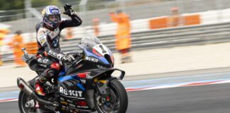 Motor sporları, hız tutkunları için vazgeçilmez bir etkinlik alanıdır. Dünyanın dört bir yanında düzenlenen motor sporları festivalleri, hem profesyonellere hem de amatörlere adrenalin dolu deneyimler sunar. Bu festivaller, motorsporlarının hız, dayanıklılık ve beceri gerektiren yönlerini kutlamak için bir araya gelen insanları cezbetmektedir. Ayrıca, bu tür festivaller, katılımcıların yalnızca fiziksel becerilerini değil, aynı zamanda stratejik düşünme yeteneklerini de geliştirmelerine olanak tanır. Farklı yarış kategorilerinin ve etkinliklerin bulunduğu bu festivaller, izleyiciler için de büyüleyici bir deneyim sunar. Konulu bir haber görseli.