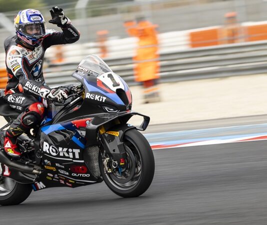 Motor Sporları Festivalleri: Adrenalini Yüksek Etkinlikler ve Heyecan Dolu Yarışlar Motor sporları, hız tutkunları için vazgeçilmez bir etkinlik alanıdır. Dünyanın dört bir yanında düzenlenen motor sporları festivalleri, hem profesyonellere hem de amatörlere adrenalin dolu deneyimler sunar. Bu festivaller, motorsporlarının hız, dayanıklılık ve beceri gerektiren yönlerini kutlamak için bir araya gelen insanları cezbetmektedir. Ayrıca, bu tür festivaller, katılımcıların yalnızca fiziksel becerilerini değil, aynı zamanda stratejik düşünme yeteneklerini de geliştirmelerine olanak tanır. Farklı yarış kategorilerinin ve etkinliklerin bulunduğu bu festivaller, izleyiciler için de büyüleyici bir deneyim sunar. Konulu bir haber görseli.