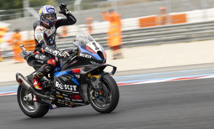 Motor Sporları Festivalleri: Adrenalini Yüksek Etkinlikler ve Heyecan Dolu Yarışlar Motor sporları, hız tutkunları için vazgeçilmez bir etkinlik alanıdır. Dünyanın dört bir yanında düzenlenen motor sporları festivalleri, hem profesyonellere hem de amatörlere adrenalin dolu deneyimler sunar. Bu festivaller, motorsporlarının hız, dayanıklılık ve beceri gerektiren yönlerini kutlamak için bir araya gelen insanları cezbetmektedir. Ayrıca, bu tür festivaller, katılımcıların yalnızca fiziksel becerilerini değil, aynı zamanda stratejik düşünme yeteneklerini de geliştirmelerine olanak tanır. Farklı yarış kategorilerinin ve etkinliklerin bulunduğu bu festivaller, izleyiciler için de büyüleyici bir deneyim sunar. Konulu bir haber görseli.