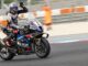 Motor sporları, hız tutkunları için vazgeçilmez bir etkinlik alanıdır. Dünyanın dört bir yanında düzenlenen motor sporları festivalleri, hem profesyonellere hem de amatörlere adrenalin dolu deneyimler sunar. Bu festivaller, motorsporlarının hız, dayanıklılık ve beceri gerektiren yönlerini kutlamak için bir araya gelen insanları cezbetmektedir. Ayrıca, bu tür festivaller, katılımcıların yalnızca fiziksel becerilerini değil, aynı zamanda stratejik düşünme yeteneklerini de geliştirmelerine olanak tanır. Farklı yarış kategorilerinin ve etkinliklerin bulunduğu bu festivaller, izleyiciler için de büyüleyici bir deneyim sunar. Konulu bir haber görseli.
