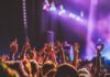 Müzik Festivalleri Yalnızca Konser Değil, Kültürel Deneyim Sunuyor Yaz aylarının en heyecan verici etkinliklerinden biri olan müzik festivalleri, dünyanın dört bir yanında binlerce insanı bir araya getiriyor. Bu festivaller sadece konser izlemekten ibaret değil; aynı zamanda kültürel paylaşımların, yaratıcı sanatsal deneyimlerin ve sosyal etkileşimlerin merkezinde yer alıyor. Rock’tan elektronik müziğe, cazdan halk müziğine kadar uzanan geniş yelpazesiyle müzik festivalleri her yaş ve zevkten dinleyiciye hitap ediyor. Konulu bir haber görseli.