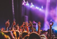 Yaz aylarının en heyecan verici etkinliklerinden biri olan müzik festivalleri, dünyanın dört bir yanında binlerce insanı bir araya getiriyor. Bu festivaller sadece konser izlemekten ibaret değil; aynı zamanda kültürel paylaşımların, yaratıcı sanatsal deneyimlerin ve sosyal etkileşimlerin merkezinde yer alıyor. Rock’tan elektronik müziğe, cazdan halk müziğine kadar uzanan geniş yelpazesiyle müzik festivalleri her yaş ve zevkten dinleyiciye hitap ediyor. Konulu bir haber görseli.