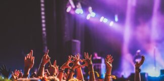 Yaz aylarının en heyecan verici etkinliklerinden biri olan müzik festivalleri, dünyanın dört bir yanında binlerce insanı bir araya getiriyor. Bu festivaller sadece konser izlemekten ibaret değil; aynı zamanda kültürel paylaşımların, yaratıcı sanatsal deneyimlerin ve sosyal etkileşimlerin merkezinde yer alıyor. Rock’tan elektronik müziğe, cazdan halk müziğine kadar uzanan geniş yelpazesiyle müzik festivalleri her yaş ve zevkten dinleyiciye hitap ediyor. Konulu bir haber görseli.