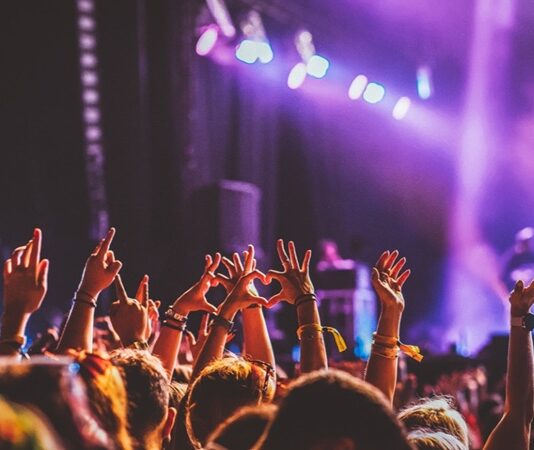 Müzik Festivalleri Yalnızca Konser Değil, Kültürel Deneyim Sunuyor Yaz aylarının en heyecan verici etkinliklerinden biri olan müzik festivalleri, dünyanın dört bir yanında binlerce insanı bir araya getiriyor. Bu festivaller sadece konser izlemekten ibaret değil; aynı zamanda kültürel paylaşımların, yaratıcı sanatsal deneyimlerin ve sosyal etkileşimlerin merkezinde yer alıyor. Rock’tan elektronik müziğe, cazdan halk müziğine kadar uzanan geniş yelpazesiyle müzik festivalleri her yaş ve zevkten dinleyiciye hitap ediyor. Konulu bir haber görseli.