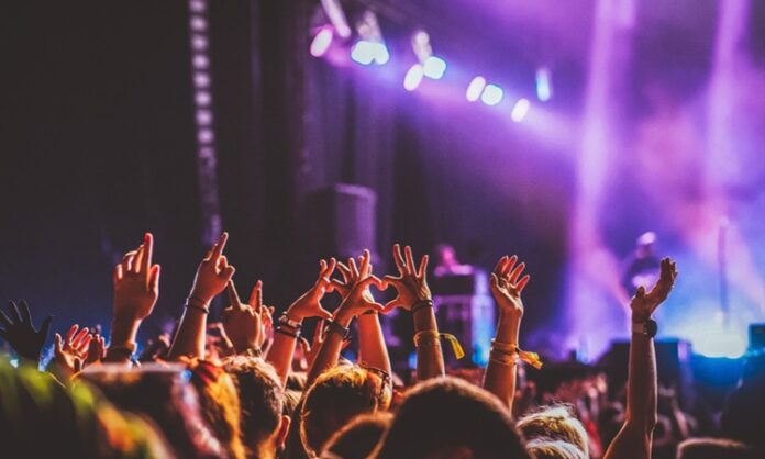 Müzik Festivalleri Yalnızca Konser Değil Kültürel Deneyim Sunuyor Yaz aylarının en heyecan verici etkinliklerinden biri olan müzik festivalleri, dünyanın dört bir yanında binlerce insanı bir araya getiriyor. Bu festivaller sadece konser izlemekten ibaret değil; aynı zamanda kültürel paylaşımların, yaratıcı sanatsal deneyimlerin ve sosyal etkileşimlerin merkezinde yer alıyor. Rock’tan elektronik müziğe, cazdan halk müziğine kadar uzanan geniş yelpazesiyle müzik festivalleri her yaş ve zevkten dinleyiciye hitap ediyor. Konulu bir haber görseli.