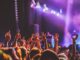 Yaz aylarının en heyecan verici etkinliklerinden biri olan müzik festivalleri, dünyanın dört bir yanında binlerce insanı bir araya getiriyor. Bu festivaller sadece konser izlemekten ibaret değil; aynı zamanda kültürel paylaşımların, yaratıcı sanatsal deneyimlerin ve sosyal etkileşimlerin merkezinde yer alıyor. Rock’tan elektronik müziğe, cazdan halk müziğine kadar uzanan geniş yelpazesiyle müzik festivalleri her yaş ve zevkten dinleyiciye hitap ediyor. Konulu bir haber görseli.