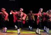 Ritimle Buluşmanın En Canlı Yolu: Dans Festivalleri Dans festivalleri, her yıl dünyanın dört bir yanında binlerce insanı bir araya getiren, enerjisi yüksek ve kültürel anlamda zengin etkinlikler arasında yer alır. Bu festivaller yalnızca dans etmeyi sevenleri değil; aynı zamanda kültürel çeşitliliği, yaratıcılığı ve toplumsal etkileşimi önemseyen herkesi cezbetmektedir. Farklı türlerde dansların sahnelendiği, yerel ve uluslararası grupların performanslar sergilediği bu organizasyonlar; sanat, spor ve eğlencenin buluştuğu alanlar olarak dikkat çeker. Konulu bir haber görseli.