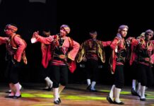 Dans festivalleri, her yıl dünyanın dört bir yanında binlerce insanı bir araya getiren, enerjisi yüksek ve kültürel anlamda zengin etkinlikler arasında yer alır. Bu festivaller yalnızca dans etmeyi sevenleri değil; aynı zamanda kültürel çeşitliliği, yaratıcılığı ve toplumsal etkileşimi önemseyen herkesi cezbetmektedir. Farklı türlerde dansların sahnelendiği, yerel ve uluslararası grupların performanslar sergilediği bu organizasyonlar; sanat, spor ve eğlencenin buluştuğu alanlar olarak dikkat çeker. Konulu bir haber görseli.