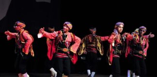 Dans festivalleri, her yıl dünyanın dört bir yanında binlerce insanı bir araya getiren, enerjisi yüksek ve kültürel anlamda zengin etkinlikler arasında yer alır. Bu festivaller yalnızca dans etmeyi sevenleri değil; aynı zamanda kültürel çeşitliliği, yaratıcılığı ve toplumsal etkileşimi önemseyen herkesi cezbetmektedir. Farklı türlerde dansların sahnelendiği, yerel ve uluslararası grupların performanslar sergilediği bu organizasyonlar; sanat, spor ve eğlencenin buluştuğu alanlar olarak dikkat çeker. Konulu bir haber görseli.