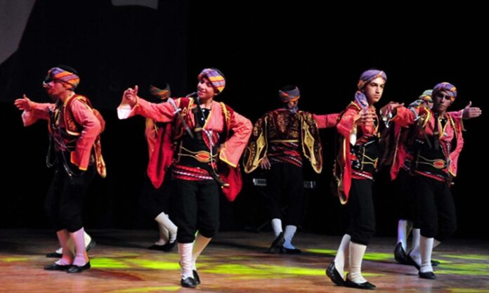 Ritimle Buluşmanın En Canlı Yolu Dans Festivalleri Dans festivalleri, her yıl dünyanın dört bir yanında binlerce insanı bir araya getiren, enerjisi yüksek ve kültürel anlamda zengin etkinlikler arasında yer alır. Bu festivaller yalnızca dans etmeyi sevenleri değil; aynı zamanda kültürel çeşitliliği, yaratıcılığı ve toplumsal etkileşimi önemseyen herkesi cezbetmektedir. Farklı türlerde dansların sahnelendiği, yerel ve uluslararası grupların performanslar sergilediği bu organizasyonlar; sanat, spor ve eğlencenin buluştuğu alanlar olarak dikkat çeker. Konulu bir haber görseli.