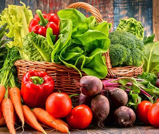 Sağlık ve Wellness Festivalleri: Bedeninize ve Ruhunuza İyi Gelecek Etkinlikler Sağlık ve wellness festivalleri, beden sağlığını ve zihinsel iyiliği desteklemeyi amaçlayan etkinliklerdir. Günümüzde, insanların sağlıklı yaşam tarzlarına olan ilgisi artarken, bu tür festivaller de popülerlik kazanmaktadır. İnsanlar, bu festivallerde hem bedensel hem de ruhsal sağlıklarını iyileştirmek amacıyla bir araya gelirler. Sağlık ve wellness festivalleri, katılımcılarına beslenme, egzersiz, meditasyon, masaj gibi çeşitli sağlıklı yaşam aktiviteleri sunar. Bu etkinlikler, bireylerin genel sağlığını iyileştirmeleri için eşsiz fırsatlar sunar ve aynı zamanda toplumsal dayanışma ve bilinç oluşturmayı hedefler. Konulu bir haber görseli.