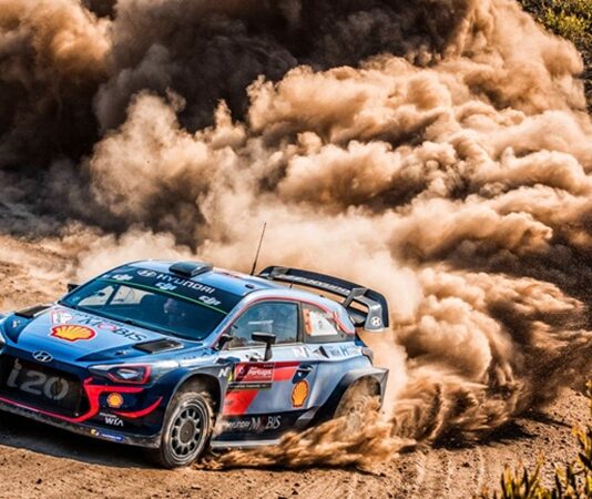 Adrenalin Dolu Festival Rüzgarı Türkiye’de Kara Sporları Tutkunlarını Buluşturuyor Türkiye’de son yıllarda artan ilgiyle birlikte kara sporları büyük bir yükseliş yaşıyor. Özellikle motor sporlarına olan ilginin festivallerle taçlandırılması, hem sporcuları hem de izleyicileri buluşturan önemli organizasyonları beraberinde getiriyor. Farklı şehirlerde düzenlenen motor sporları festivalleri, adrenalin, hız ve heyecanın sınırlarını zorlayan yarışlara sahne oluyor. Bu festivallerde sadece yarışlar değil, aynı zamanda tanıtım etkinlikleri, sporcu buluşmaları ve genç yeteneklere yönelik atölye çalışmaları da yer alıyor. Konulu bir haber görseli.