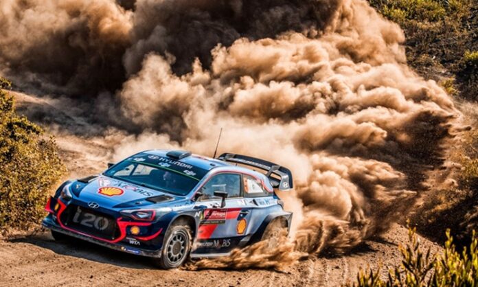 Adrenalin Dolu Festival Rüzgarı Türkiye’de Kara Sporları Tutkunlarını Buluşturuyor Türkiye’de son yıllarda artan ilgiyle birlikte kara sporları büyük bir yükseliş yaşıyor. Özellikle motor sporlarına olan ilginin festivallerle taçlandırılması, hem sporcuları hem de izleyicileri buluşturan önemli organizasyonları beraberinde getiriyor. Farklı şehirlerde düzenlenen motor sporları festivalleri, adrenalin, hız ve heyecanın sınırlarını zorlayan yarışlara sahne oluyor. Bu festivallerde sadece yarışlar değil, aynı zamanda tanıtım etkinlikleri, sporcu buluşmaları ve genç yeteneklere yönelik atölye çalışmaları da yer alıyor. Konulu bir haber görseli.