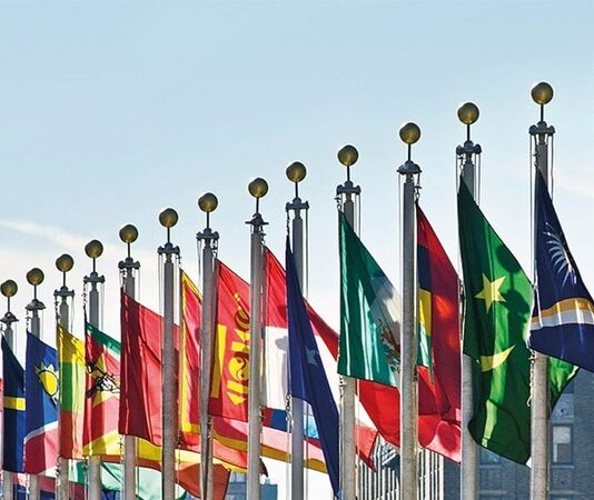 Dünyanın Renkleri Uluslararası Kültür Festivalleri Dünya çapında düzenlenen uluslararası kültür festivalleri, kültürler arası etkileşimi artıran, farklı halkların geleneksel sanatlarını ve yaşam biçimlerini tanıtmak için büyük bir platform oluşturur. Bu festivaller, sadece eğlenceli etkinlikler değil, aynı zamanda farklı kültürlerin bir araya gelerek birbirlerinden öğrenmelerine ve küresel ölçekte anlayış ve saygıyı pekiştirmelerine olanak tanır. Kültür festivalleri, dünya çapında sanatçılar, sanatseverler ve topluluklar için buluşma noktaları yaratır. Konulu bir haber görseli.