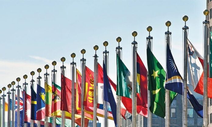 Dünyanın Renkleri Uluslararası Kültür Festivalleri Dünya çapında düzenlenen uluslararası kültür festivalleri, kültürler arası etkileşimi artıran, farklı halkların geleneksel sanatlarını ve yaşam biçimlerini tanıtmak için büyük bir platform oluşturur. Bu festivaller, sadece eğlenceli etkinlikler değil, aynı zamanda farklı kültürlerin bir araya gelerek birbirlerinden öğrenmelerine ve küresel ölçekte anlayış ve saygıyı pekiştirmelerine olanak tanır. Kültür festivalleri, dünya çapında sanatçılar, sanatseverler ve topluluklar için buluşma noktaları yaratır. Konulu bir haber görseli.