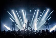 Dünyayı Sarsan Tınılar Rock ve Metal Festivalleri Rock ve metal müzik, yıllardır müzikseverlerin ruhunu harekete geçiren ve kimliklerini bulmalarına yardımcı olan güçlü tınılara sahip birer kültür haline geldi. Bu kültürün en önemli parçalarından biri de kuşkusuz rock festivalleri ve metal festivalleri. Sahnenin tozunu attıran gitar soloları, kükreyen vokaller ve binlerce insanın aynı anda şarkılara eşlik ettiği bu organizasyonlar, sadece müzik değil aynı zamanda yaşam biçimi sunuyor. Konulu bir haber görseli.