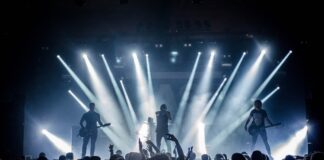 Rock ve metal müzik, yıllardır müzikseverlerin ruhunu harekete geçiren ve kimliklerini bulmalarına yardımcı olan güçlü tınılara sahip birer kültür haline geldi. Bu kültürün en önemli parçalarından biri de kuşkusuz rock festivalleri ve metal festivalleri. Sahnenin tozunu attıran gitar soloları, kükreyen vokaller ve binlerce insanın aynı anda şarkılara eşlik ettiği bu organizasyonlar, sadece müzik değil aynı zamanda yaşam biçimi sunuyor. Konulu bir haber görseli.