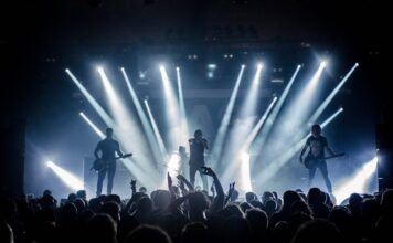Rock ve metal müzik, yıllardır müzikseverlerin ruhunu harekete geçiren ve kimliklerini bulmalarına yardımcı olan güçlü tınılara sahip birer kültür haline geldi. Bu kültürün en önemli parçalarından biri de kuşkusuz rock festivalleri ve metal festivalleri. Sahnenin tozunu attıran gitar soloları, kükreyen vokaller ve binlerce insanın aynı anda şarkılara eşlik ettiği bu organizasyonlar, sadece müzik değil aynı zamanda yaşam biçimi sunuyor. Konulu bir haber görseli.