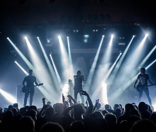 Rock ve metal müzik, yıllardır müzikseverlerin ruhunu harekete geçiren ve kimliklerini bulmalarına yardımcı olan güçlü tınılara sahip birer kültür haline geldi. Bu kültürün en önemli parçalarından biri de kuşkusuz rock festivalleri ve metal festivalleri. Sahnenin tozunu attıran gitar soloları, kükreyen vokaller ve binlerce insanın aynı anda şarkılara eşlik ettiği bu organizasyonlar, sadece müzik değil aynı zamanda yaşam biçimi sunuyor. Konulu bir haber görseli.