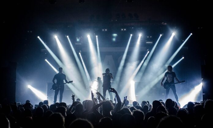 Dünyayı Sarsan Tınılar Rock ve Metal Festivallerİ Rock ve metal müzik, yıllardır müzikseverlerin ruhunu harekete geçiren ve kimliklerini bulmalarına yardımcı olan güçlü tınılara sahip birer kültür haline geldi. Bu kültürün en önemli parçalarından biri de kuşkusuz rock festivalleri ve metal festivalleri. Sahnenin tozunu attıran gitar soloları, kükreyen vokaller ve binlerce insanın aynı anda şarkılara eşlik ettiği bu organizasyonlar, sadece müzik değil aynı zamanda yaşam biçimi sunuyor. Konulu bir haber görseli.