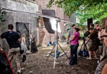 Film ve Dizi Set Festivalleri İle Sinemanın Büyüsüne Adım Atın Film ve dizi set festivalleri, sinemanın ve televizyon dünyasının büyüsüne adım atmak isteyenler için eşsiz fırsatlar sunar. Bu tür etkinlikler, sektördeki profesyonellerin bir araya gelip yenilikleri tartıştığı, katılımcıların favori filmleri ve dizilerinin setlerini gezdiği, ünlü isimlerle tanıştığı ve sinema ile televizyon dünyasının perde arkasını keşfettiği organizasyonlardır. Film festivalleri ve dizi setleri, sektöre dair bir tutkuya sahip olan herkes için çok özel deneyimler sunar. Katılımcılar, bir film ya da dizinin nasıl yaratıldığını öğrenirken, aynı zamanda farklı setlerde geçirilen büyülü anların bir parçası olurlar. Konulu bir haber görseli.