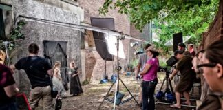 Film ve dizi set festivalleri, sinemanın ve televizyon dünyasının büyüsüne adım atmak isteyenler için eşsiz fırsatlar sunar. Bu tür etkinlikler, sektördeki profesyonellerin bir araya gelip yenilikleri tartıştığı, katılımcıların favori filmleri ve dizilerinin setlerini gezdiği, ünlü isimlerle tanıştığı ve sinema ile televizyon dünyasının perde arkasını keşfettiği organizasyonlardır. Film festivalleri ve dizi setleri, sektöre dair bir tutkuya sahip olan herkes için çok özel deneyimler sunar. Katılımcılar, bir film ya da dizinin nasıl yaratıldığını öğrenirken, aynı zamanda farklı setlerde geçirilen büyülü anların bir parçası olurlar. Konulu bir haber görseli.