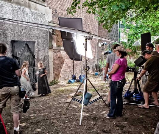 Film ve dizi set festivalleri, sinemanın ve televizyon dünyasının büyüsüne adım atmak isteyenler için eşsiz fırsatlar sunar. Bu tür etkinlikler, sektördeki profesyonellerin bir araya gelip yenilikleri tartıştığı, katılımcıların favori filmleri ve dizilerinin setlerini gezdiği, ünlü isimlerle tanıştığı ve sinema ile televizyon dünyasının perde arkasını keşfettiği organizasyonlardır. Film festivalleri ve dizi setleri, sektöre dair bir tutkuya sahip olan herkes için çok özel deneyimler sunar. Katılımcılar, bir film ya da dizinin nasıl yaratıldığını öğrenirken, aynı zamanda farklı setlerde geçirilen büyülü anların bir parçası olurlar. Konulu bir haber görseli.