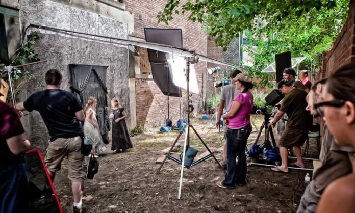 Film ve Dizi Set Festivalleri: Sinemanın Büyüsüne Adım Atmak Film ve dizi set festivalleri, sinemanın ve televizyon dünyasının büyüsüne adım atmak isteyenler için eşsiz fırsatlar sunar. Bu tür etkinlikler, sektördeki profesyonellerin bir araya gelip yenilikleri tartıştığı, katılımcıların favori filmleri ve dizilerinin setlerini gezdiği, ünlü isimlerle tanıştığı ve sinema ile televizyon dünyasının perde arkasını keşfettiği organizasyonlardır. Film festivalleri ve dizi setleri, sektöre dair bir tutkuya sahip olan herkes için çok özel deneyimler sunar. Katılımcılar, bir film ya da dizinin nasıl yaratıldığını öğrenirken, aynı zamanda farklı setlerde geçirilen büyülü anların bir parçası olurlar. Konulu bir haber görseli.