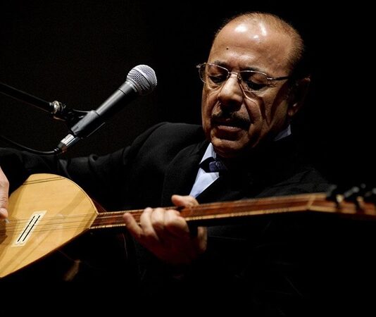 Halk Müziği ve Türk Sanat Müziği Festivalleriyle Geleneksel Ezgilerin Büyüsü Türkiye, sahip olduğu köklü kültürel mirasla sadece tarihi yapılarıyla değil, aynı zamanda zengin müzik kültürüyle de öne çıkan bir ülke. Bu mirasın en nadide parçalarından biri ise hiç şüphesiz Halk Müziği ve Türk Sanat Müziği’dir. Bu iki müzik türü, yüzyıllardır Anadolu topraklarında yaşayan farklı halkların duygularını, acılarını, sevinçlerini ve hikâyelerini ezgilerle dile getirir. Günümüzde ise bu eşsiz müzik gelenekleri, Türkiye’nin dört bir yanında düzenlenen festivallerle yaşatılmakta ve yeni kuşaklara aktarılmaktadır. Konulu bir haber görseli.