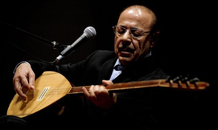 Halk Müziği ve Türk Sanat Müziği Festivalleriyle Geleneksel Ezgilerin Büyüsü Türkiye, sahip olduğu köklü kültürel mirasla sadece tarihi yapılarıyla değil, aynı zamanda zengin müzik kültürüyle de öne çıkan bir ülke. Bu mirasın en nadide parçalarından biri ise hiç şüphesiz Halk Müziği ve Türk Sanat Müziği’dir. Bu iki müzik türü, yüzyıllardır Anadolu topraklarında yaşayan farklı halkların duygularını, acılarını, sevinçlerini ve hikâyelerini ezgilerle dile getirir. Günümüzde ise bu eşsiz müzik gelenekleri, Türkiye’nin dört bir yanında düzenlenen festivallerle yaşatılmakta ve yeni kuşaklara aktarılmaktadır. Konulu bir haber görseli.