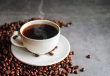 Kahve ve çay festivalleri, dünyanın dört bir yanından gelen kahve ve çay severleri bir araya getiren eşsiz etkinliklerdir. Bu festivaller, içeceklerin tarihini, kültürünü ve çeşitliliğini kutlamak için düzenlenir ve katılımcılara bu iki popüler içeceğin derinliklerine inmeleri için fırsatlar sunar. Kahve ve çay, sadece birer içecek olmanın ötesine geçmiştir; onlar, sosyal hayatın vazgeçilmez bir parçası, kültürel birer simge haline gelmiştir. Kahve ve çay festivalleri, bu içeceklerin üretiminden, demleme yöntemlerine kadar her yönüyle keşfedilecek çok şey sunduğundan katılımcılar için öğretici ve eğlenceli bir deneyim olur. Konulu bir haber görseli.