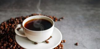 Kahve ve çay festivalleri, dünyanın dört bir yanından gelen kahve ve çay severleri bir araya getiren eşsiz etkinliklerdir. Bu festivaller, içeceklerin tarihini, kültürünü ve çeşitliliğini kutlamak için düzenlenir ve katılımcılara bu iki popüler içeceğin derinliklerine inmeleri için fırsatlar sunar. Kahve ve çay, sadece birer içecek olmanın ötesine geçmiştir; onlar, sosyal hayatın vazgeçilmez bir parçası, kültürel birer simge haline gelmiştir. Kahve ve çay festivalleri, bu içeceklerin üretiminden, demleme yöntemlerine kadar her yönüyle keşfedilecek çok şey sunduğundan katılımcılar için öğretici ve eğlenceli bir deneyim olur. Konulu bir haber görseli.