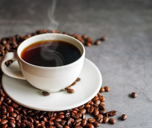 Kahve ve Çay Festivalleri: Dünyanın En Lezzetli Buluşmaları Kahve ve çay festivalleri, dünyanın dört bir yanından gelen kahve ve çay severleri bir araya getiren eşsiz etkinliklerdir. Bu festivaller, içeceklerin tarihini, kültürünü ve çeşitliliğini kutlamak için düzenlenir ve katılımcılara bu iki popüler içeceğin derinliklerine inmeleri için fırsatlar sunar. Kahve ve çay, sadece birer içecek olmanın ötesine geçmiştir; onlar, sosyal hayatın vazgeçilmez bir parçası, kültürel birer simge haline gelmiştir. Kahve ve çay festivalleri, bu içeceklerin üretiminden, demleme yöntemlerine kadar her yönüyle keşfedilecek çok şey sunduğundan katılımcılar için öğretici ve eğlenceli bir deneyim olur. Konulu bir haber görseli.