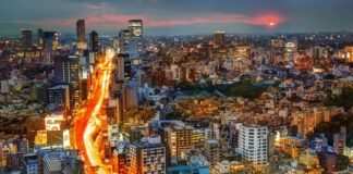 Kentsel sanatlar festivalleri, modern şehirlerin kültürel çeşitliliğini, yaratıcılığını ve sanatsal ifade biçimlerini kutlayan etkinliklerdir. Bu festivaller, şehirlerin sokaklarına, duvarlarına ve meydanlarına yayılır ve sanatçıların kentsel alanda çalışmalarını sergilemeleri için fırsatlar sunar. Kentsel sanatlar genellikle grafiti, sokak sanatı, performans sanatları ve heykeltraşlık gibi unsurları içerir. Bu festivaller, yerel topluluklar için bir kültürel ifade platformu oluştururken, aynı zamanda şehirlere sanatsal bir hava katmakta önemli bir rol oynar. Konulu bir haber görseli.